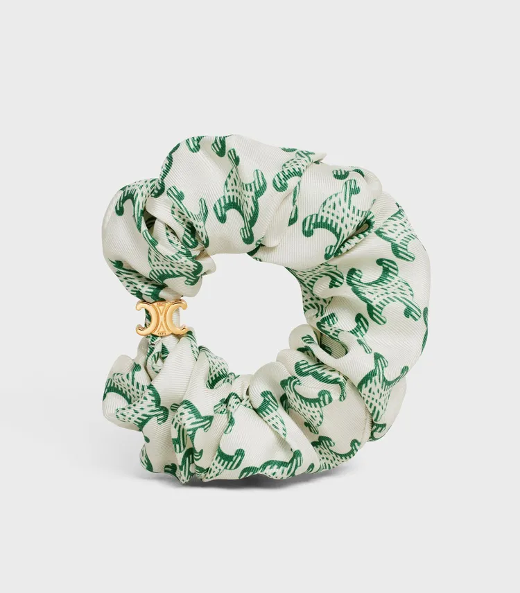 金色飾面Triomphe徽誌絲質髮飾，9700元。品牌提供