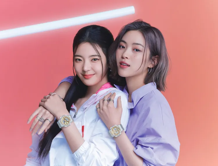Lia（左）與留真分別佩戴GMA-S110與GMA-S120以透明錶殼和錶帶搭配金色面盤而設計的腕錶新作，洋溢清新夏日氣息。品牌提供