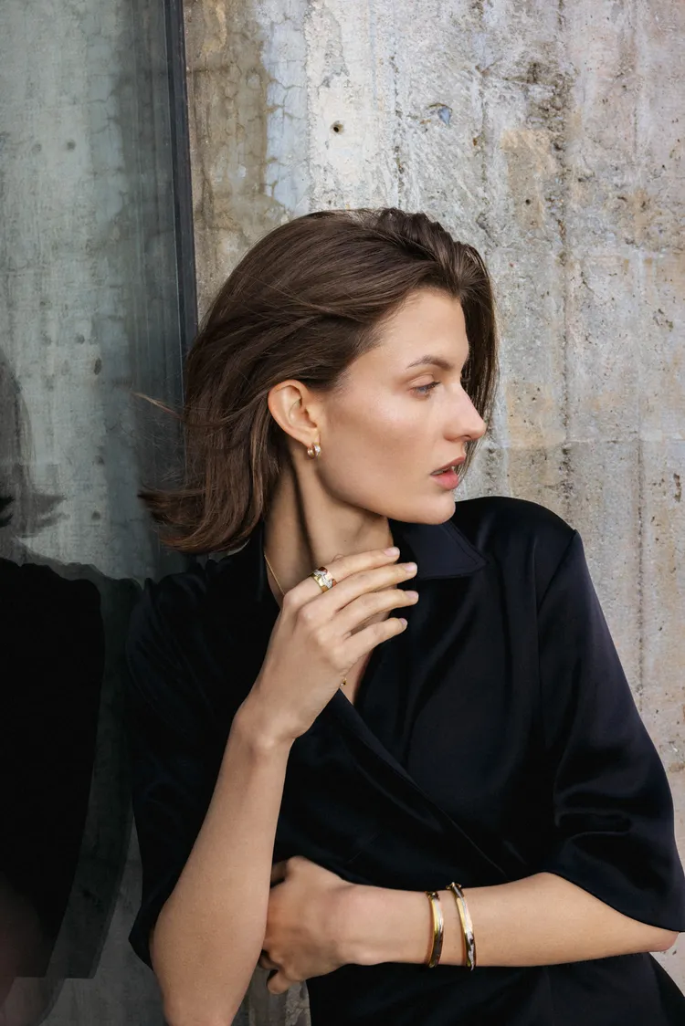 蔣雅淇和女兒所佩戴的喬治傑生Fusion系列珠寶，以獨特的有機波浪型線條及拼疊式的戴法，融入互補的寓意。品牌提供