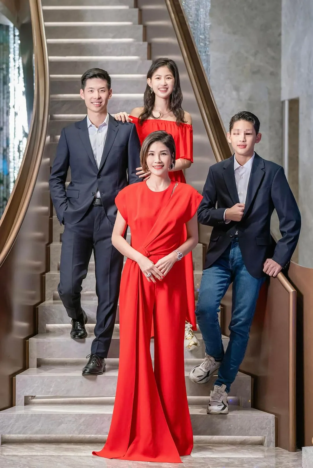 蔣雅淇(中前)育有3個小孩,關愛(中後)是她唯一的寶貝女兒。翻攝vivian.yachi.chiang IG