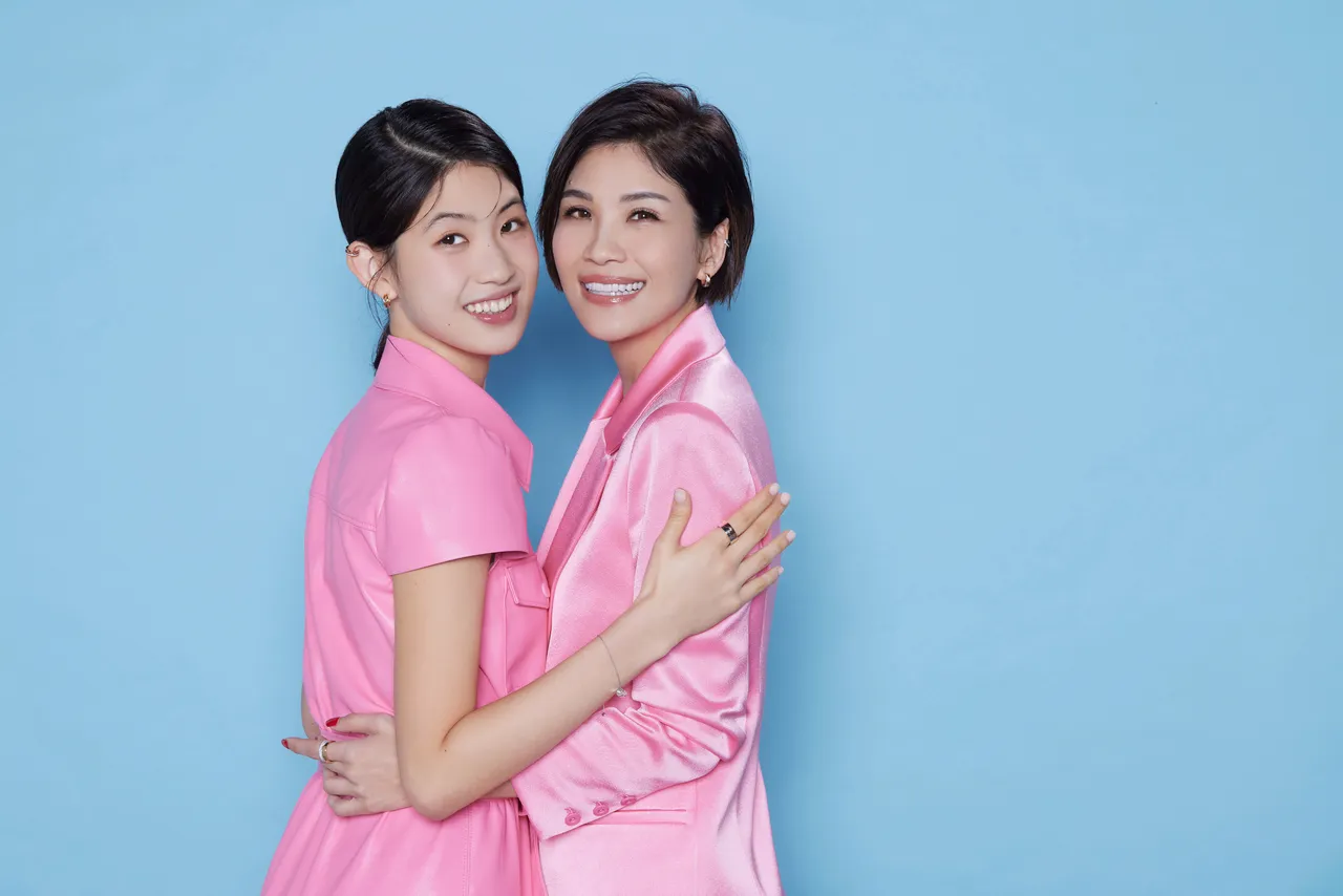 蔣雅淇(右)還不忘叮囑正於美國就讀名校的女兒「不要太努力」,更表示相信她無論如何就是最棒的。品牌提供