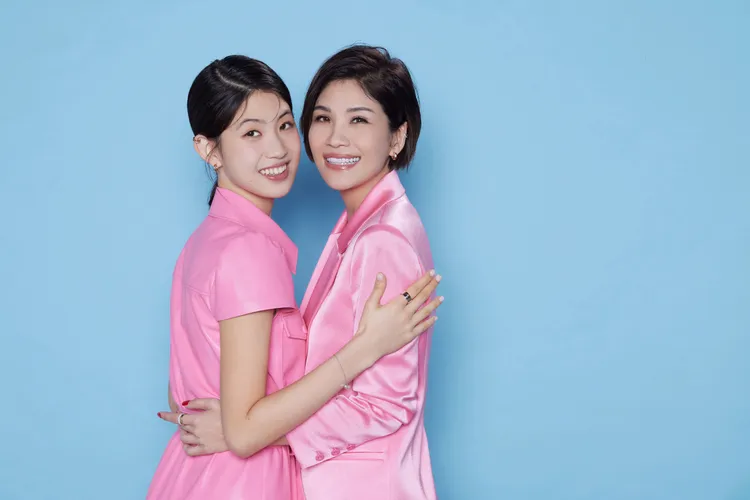 蔣雅淇（右）還不忘叮囑正於美國就讀名校的女兒「不要太努力」，更表示相信她無論如何就是最棒的。品牌提供