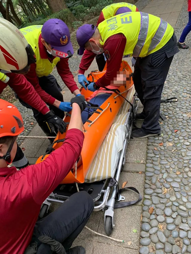 警消合力以擔架護送婦人下山。桃園警分局提供