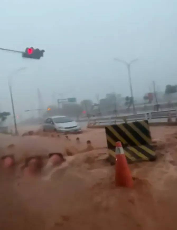 雨炸台中，路面變紅河！翻攝自顏寬恒臉書