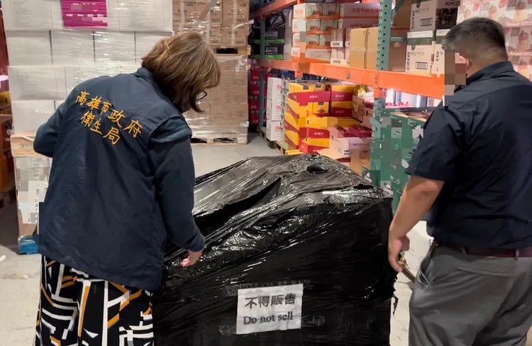 衛生局人員到好市多賣場稽查。讀者提供