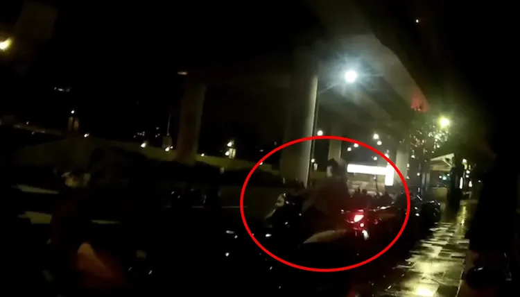 楊男見到警方臨檢，故作鎮定，將機車騎上人行道停車。翻攝畫面