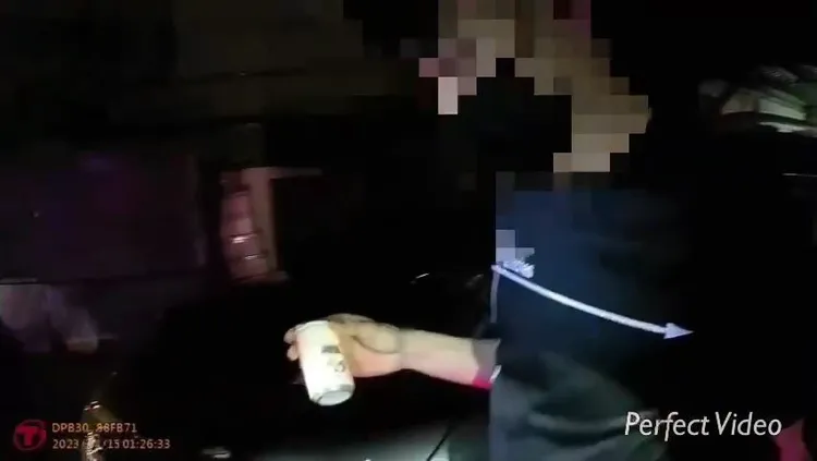 連男拿出藏在置物箱內的毒品。中和警分局提供