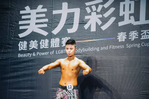 甩掉束胸、去掉胸部做自己 護理師Kay走上伸展台展自信