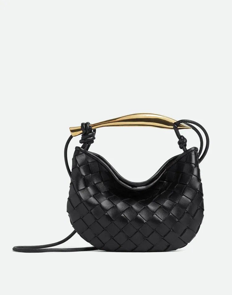 Mini Sardine黑色編織羊皮金屬提把斜背包，9萬9400元。品牌提供