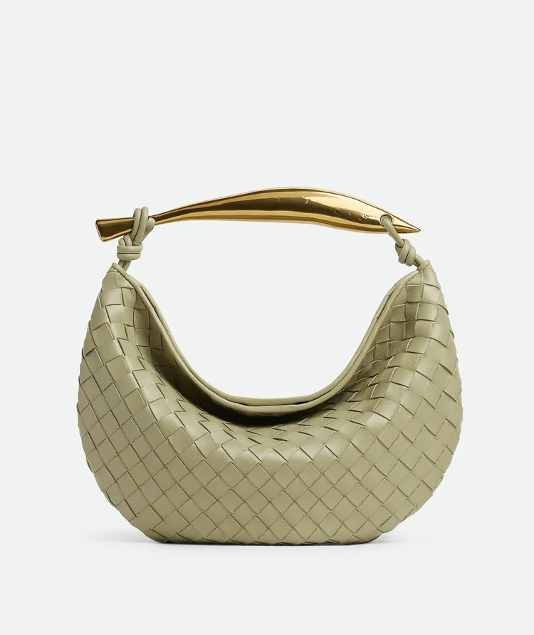 Sardine石灰棕色編織羊皮金屬提把手提包，13萬1300元。品牌提供