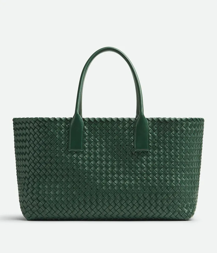 Cabat雨林綠中型編織托特包，27萬3700元。品牌提供