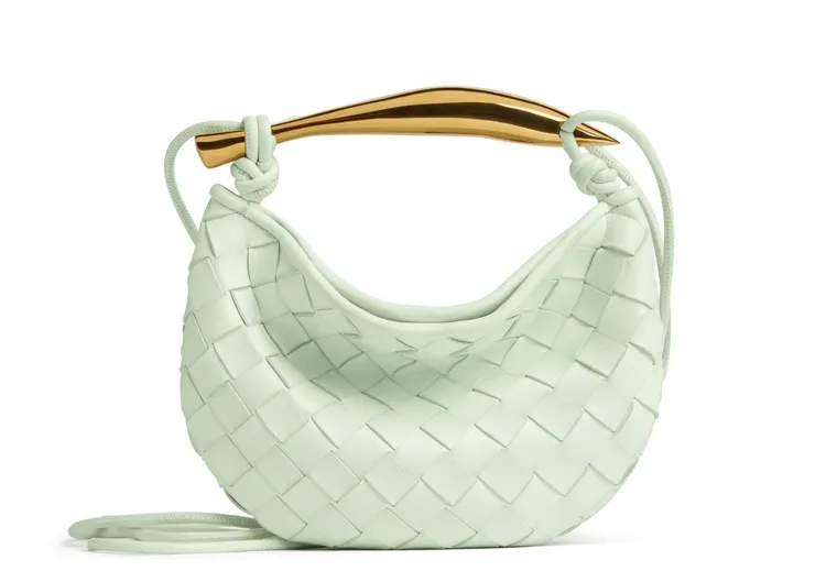 Mini Sardine冰穿藍色編織羊皮金屬提把斜背包，9萬9400元。品牌提供