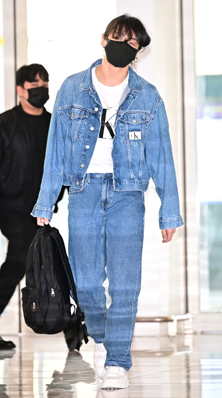 柾國於機場選穿的全套Calvin Klein Jeans造型，也引起了粉絲的討論。品牌提供