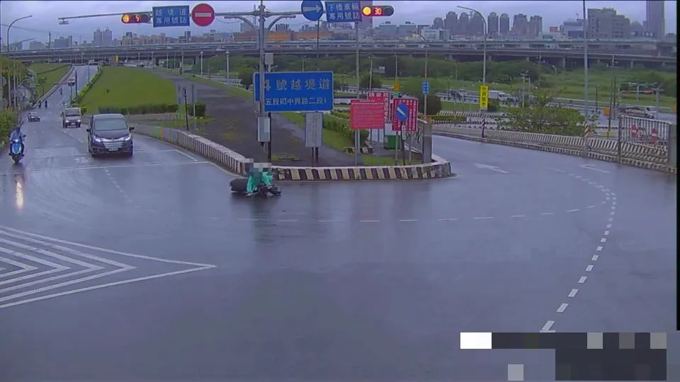 騎士摔車受傷。蘆洲警分局提供