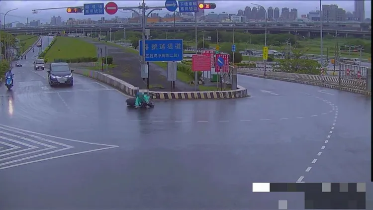 騎士摔車受傷。蘆洲警分局提供