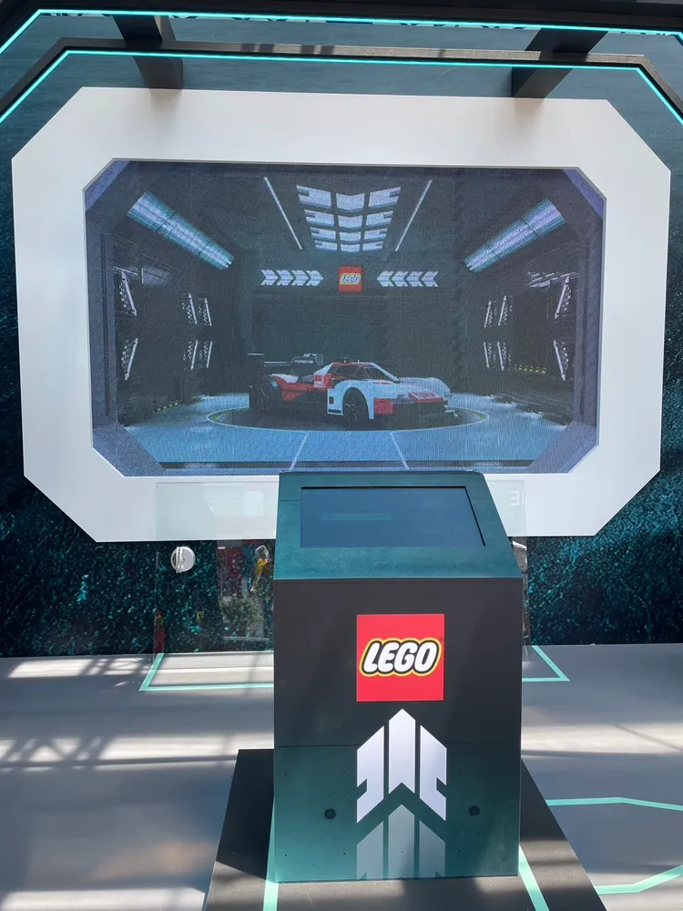 每位闖關者可以選一台自己喜歡的車款，透過畫面現場見證拚裝過程。曾仲葳攝