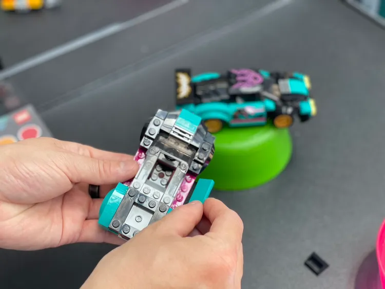 第一關是「拼砌鐘點戰」，體驗親手組裝的樂趣。曾仲葳攝