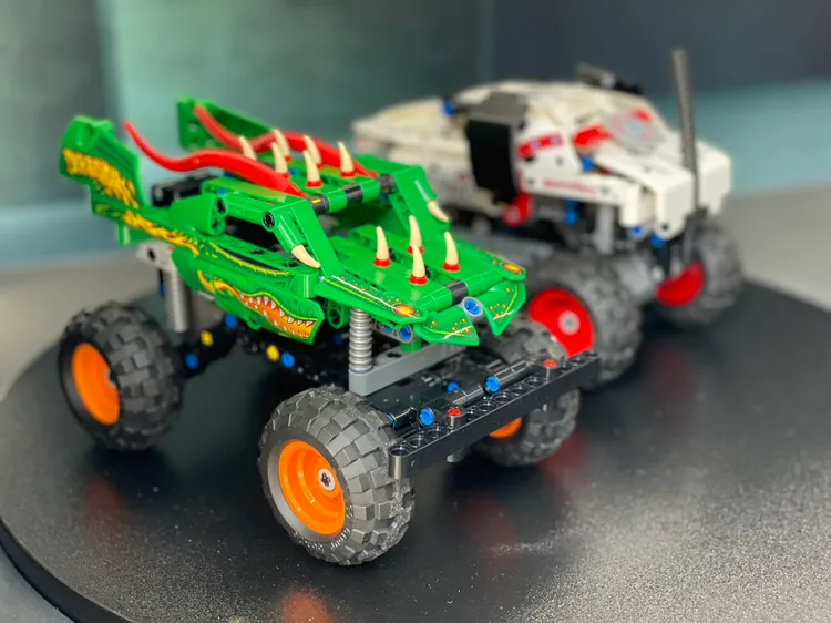 「Monster Jam™ Dragon™」、「Monster Jam™ Monster Mutt™ Dalmatian」。。曾仲葳攝