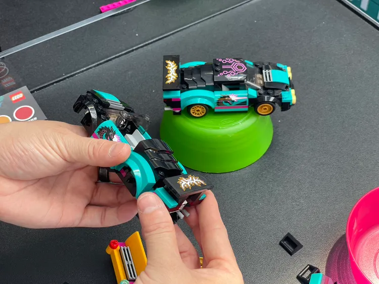 第一關是「拼砌鐘點戰」，體驗親手組裝的樂趣。曾仲葳攝