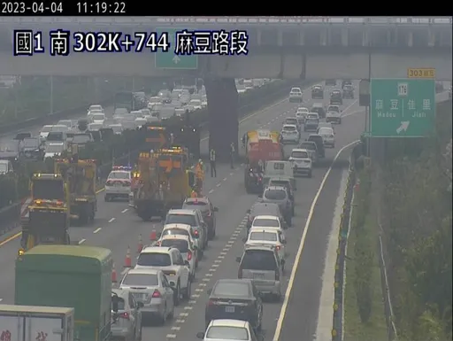 好大一根插路中！國1貨櫃車撞橋墩　已恢復外側車道通行