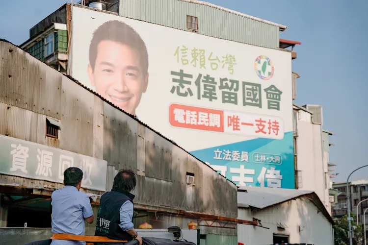 王世堅在臉書po出和何志偉的巨型看板酸「超大型巨人」。王世堅臉書