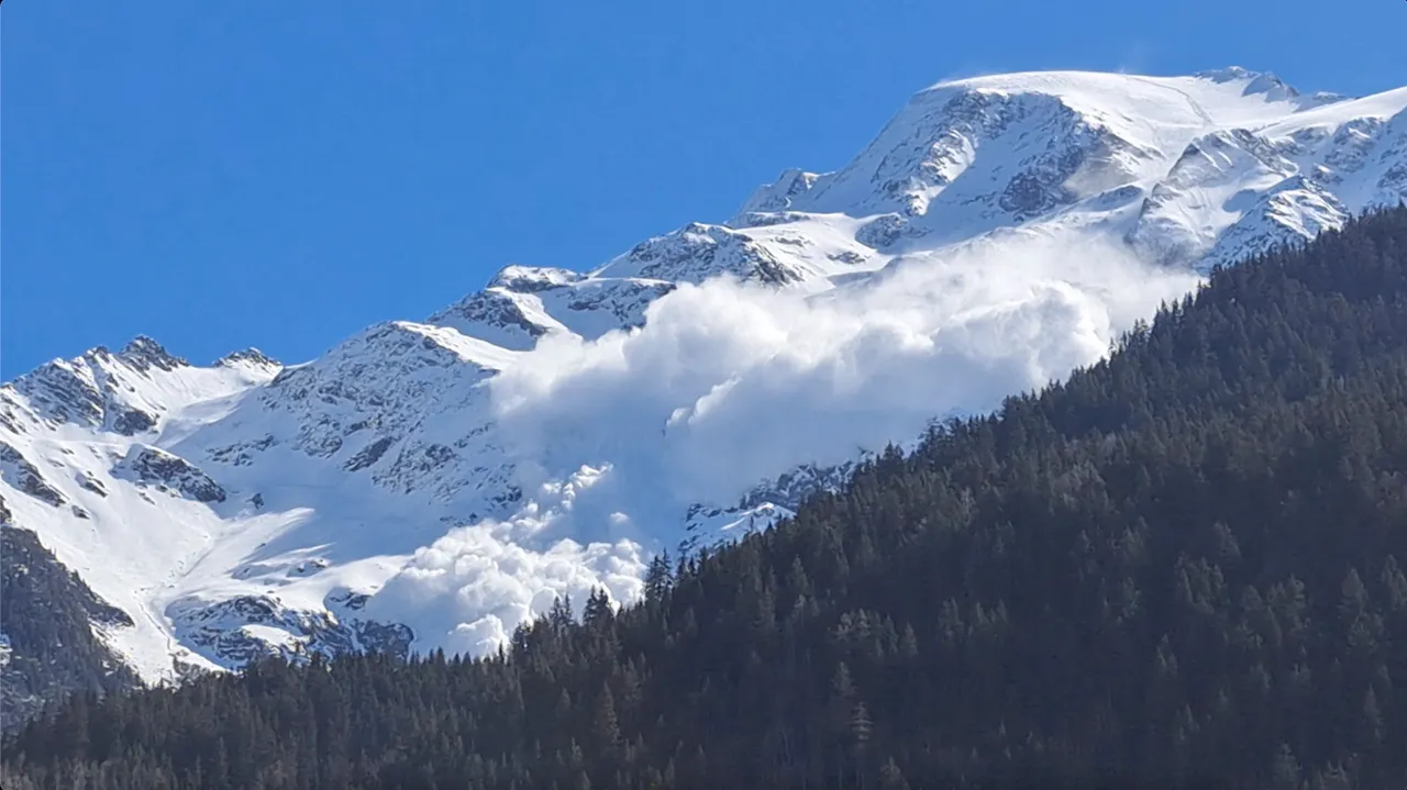 雪崩發生時,巨大雪牆傾瀉而下。路透社