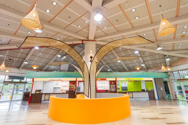 關廟服務區攜手藤編藝術家張永旺打造裝置藝術。業者提供