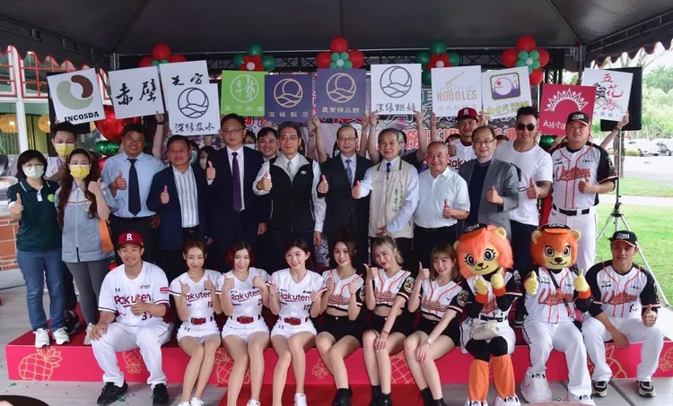 黃偉哲、郭泓志及中華職棒統一獅隊，與樂天桃猿隊球員、啦啦隊員舉辦見面拍照會。業者提供