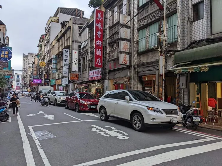 網友貼出他拍下的台灣街景，和AI傳達出來的超像！翻攝自cheap臉書