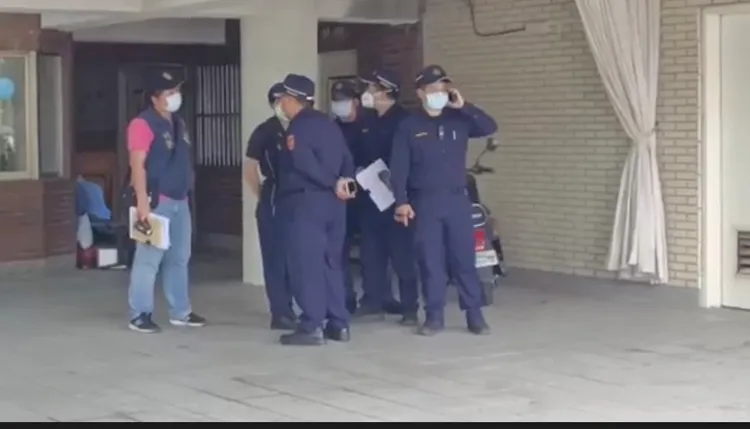 檢警今在殯儀館對吳家一家三口遺體進行相驗。讀者提供