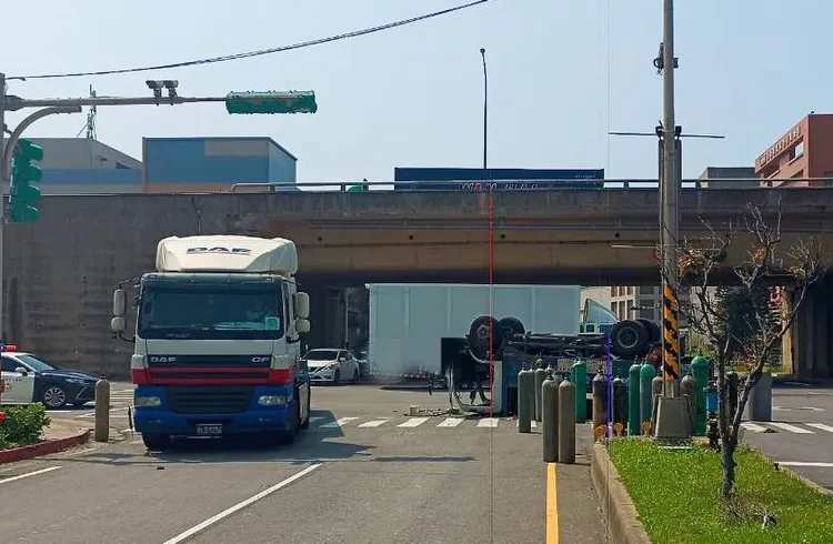 車禍現場，氮氣鋼瓶掉滿地。大園警分局提供