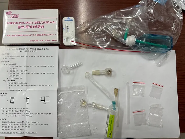 警方查獲毒品、吸食器及針筒等證物。板橋警分局提供