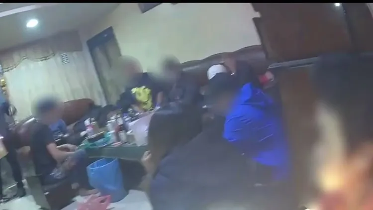 警方逮捕正在吸毒的13人。板橋警分局提供