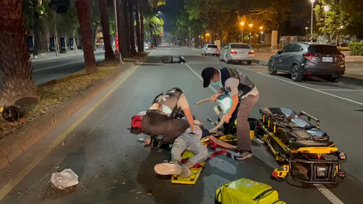 「孝順學霸高中生」打工攤家計！凌晨自撞分隔島身亡　嬤哭到癱軟