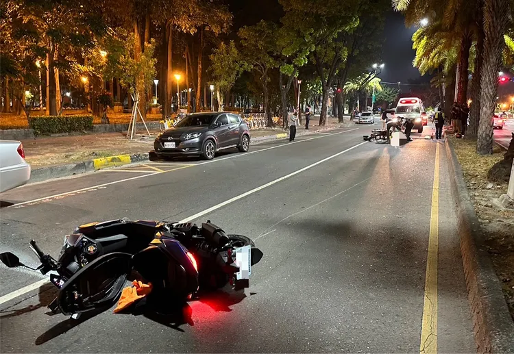 楊姓高中生今凌晨打工下班後，騎重機返家卻不慎發生自撞車禍，警消到場救護。讀者提供