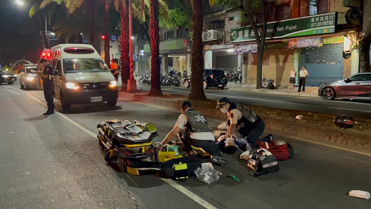 楊姓高中生今凌晨打工下班後，騎重機返家卻不慎發生自撞車禍，警消到場救護。讀者提供