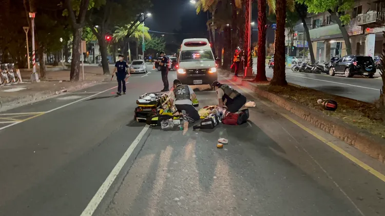 楊姓高中生今凌晨打工下班後，騎重機返家卻不慎發生自撞車禍，警消到場救護。讀者提供