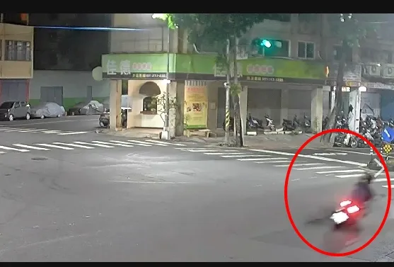 楊姓高中生今凌晨打工下班，騎重機返家，在過彎過程摔倒。讀者提供
