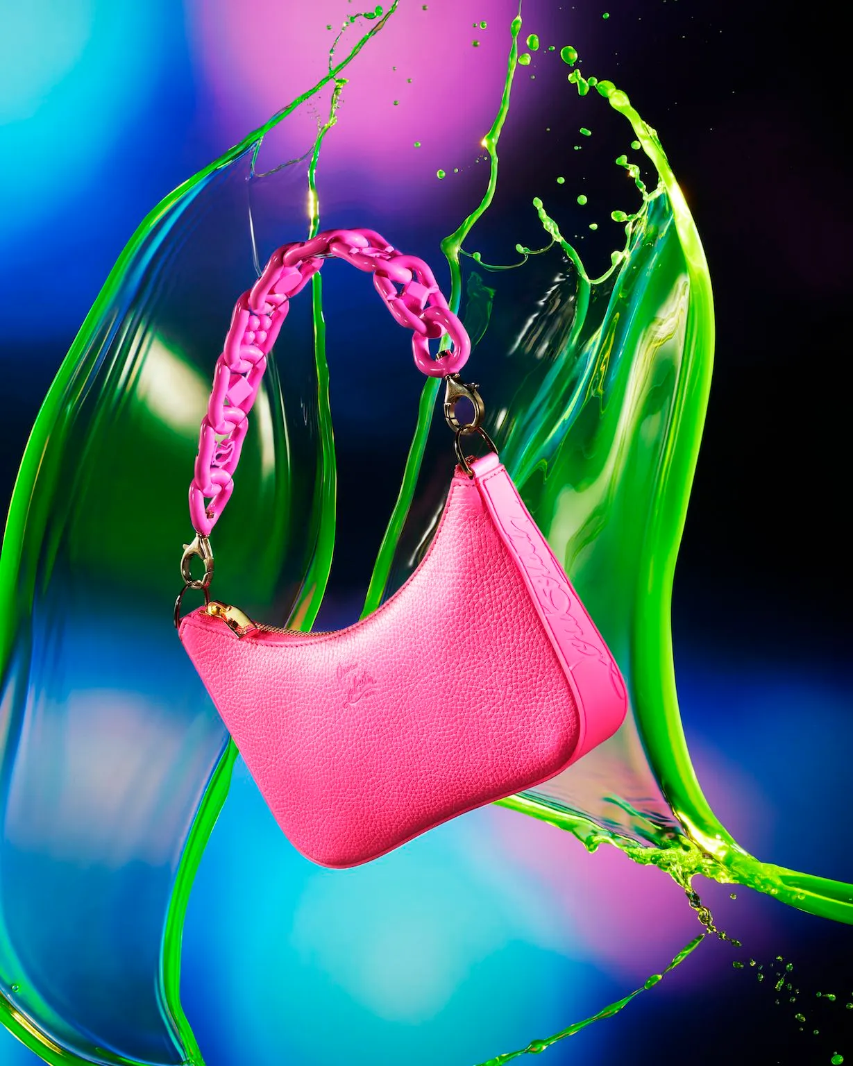 Christian Louboutin 2023春夏螢光系列Loubila迷你手袋小巧時髦的外型和搶眼色彩直搗少女心,5萬500元。品牌提供