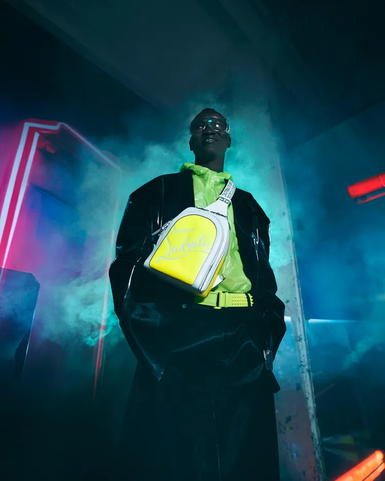 螢光系列包款與鞋履運用不同材質製作，搭襯螢光粉紅、螢光黃及螢光綠色，展現高彩度的強烈視覺美感。品牌提供