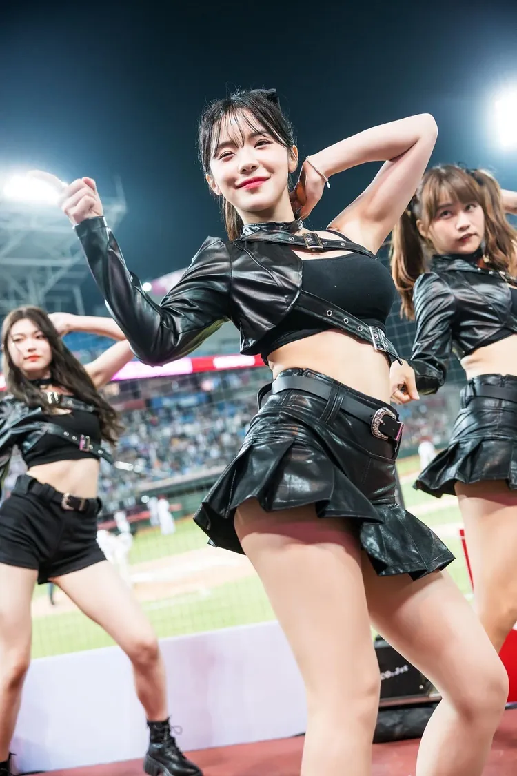 李多慧應援魅力四射。翻攝臉書「Rakuten Girls」