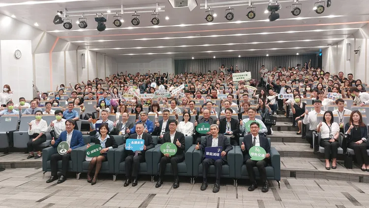 陳其邁與日月光員工合影。凃建豐攝