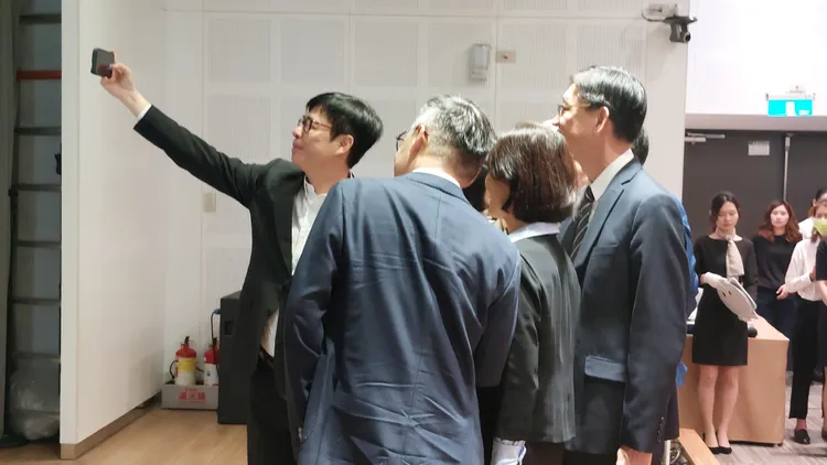 陳其邁與日月光主管玩自拍。凃建豐攝