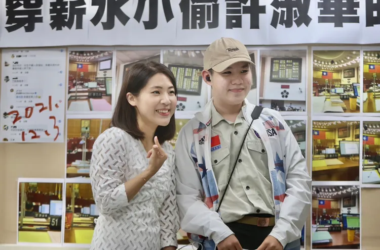 身穿童軍服的支持者（右）與徐巧芯合照。林林攝