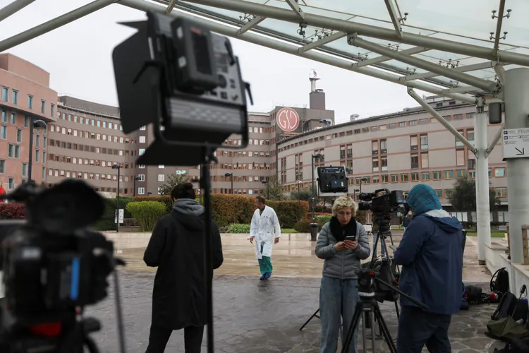 貝魯斯柯尼在米蘭入住的醫院，13日有大批媒體駐守關注。路透社