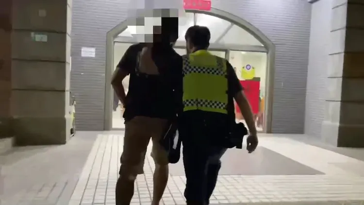 警方將陳男帶回警局。蘆洲警分局提供