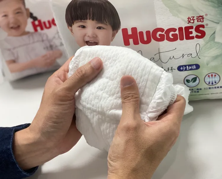 年輕爸爸拿起好奇小森林好動褲產品，細心的摸摸材質，發現「好奇小森林紙尿褲」觸感簡直棒極了，原來是採用歐洲纖維，親膚不刺激，加上3D雙向透氧層，讓寶貝肌膚不再悶溼熱。 *數據來自第三方實驗室對内層的測試，基於約25位成人之後背皮膚14天累計刺激實驗的結果，沒有刺激反應。可能存在個體差異。