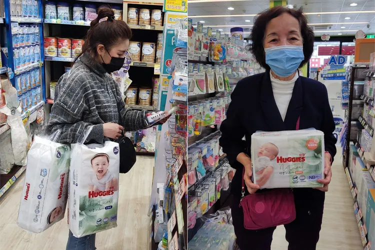 大樹藥局現場出現許多前往購買好奇小森林的媽媽們，就連阿嬤也來幫孫搶貨。