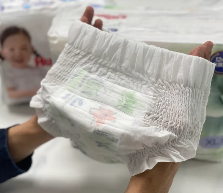 好奇小森林獨特的雲抱腰圍，彈性之強大讓爸爸驚呼，能讓寶貝長時間穿著也不易勒肚。