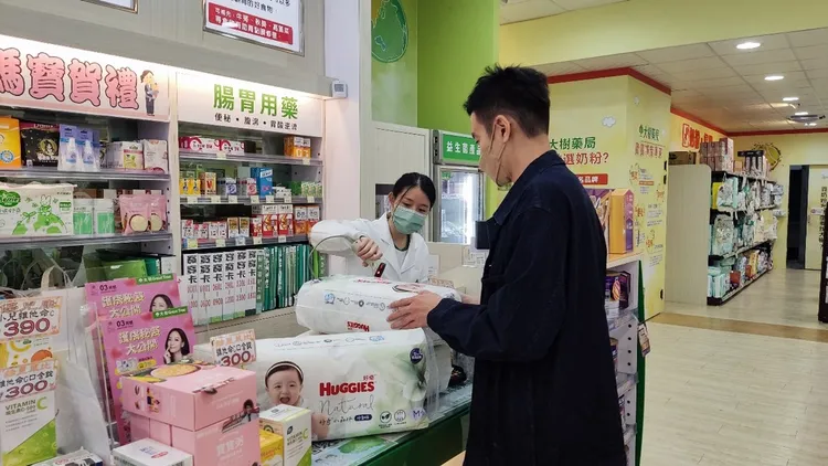 爸爸最後手拿好幾袋好奇小森林到櫃檯結帳 , 老婆大人指定款，一次囤好囤滿是必須的 !